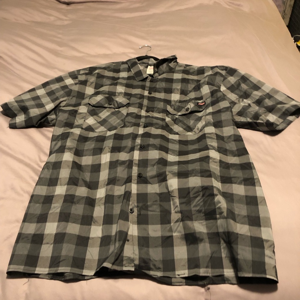 Men's Gray Plaid Short-Sleeve Button-Up Shirt